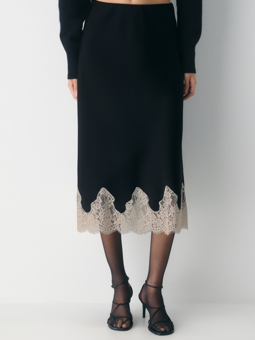 Aritzia Henrietta Satin Skirt w Black Lace Hem M - Picture 4 of 8